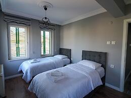 Yeşil Panjurlu Villa Otel