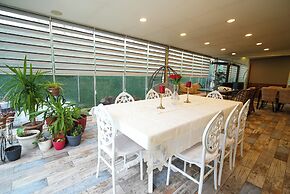 Yeşil Panjurlu Villa Otel
