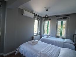 Yeşil Panjurlu Villa Otel