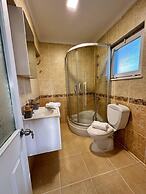 Yeşil Panjurlu Villa Otel