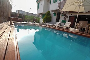 Yeşil Panjurlu Villa Otel