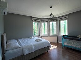 Yeşil Panjurlu Villa Otel