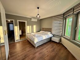 Yeşil Panjurlu Villa Otel