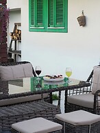 Yeşil Panjurlu Villa Otel