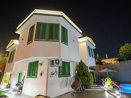 Yeşil Panjurlu Villa Otel