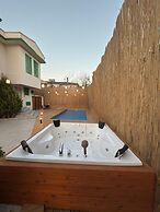 Yeşil Panjurlu Villa Otel