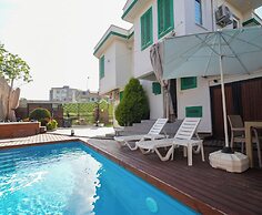 Yeşil Panjurlu Villa Otel