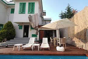 Yeşil Panjurlu Villa Otel