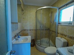Yeşil Panjurlu Villa Otel