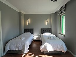 Yeşil Panjurlu Villa Otel
