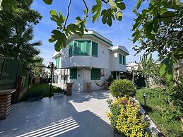Yeşil Panjurlu Villa Otel