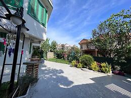 Yeşil Panjurlu Villa Otel