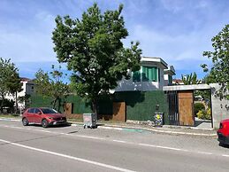 Yeşil Panjurlu Villa Otel