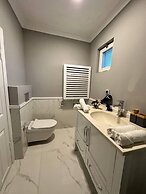 Yeşil Panjurlu Villa Otel