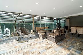 Yeşil Panjurlu Villa Otel
