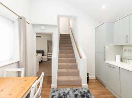 2-bed House in Reading-near Town-sleeps 4