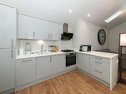 2-bed House in Reading-near Town-sleeps 4