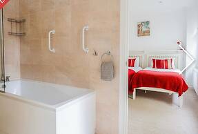 3 Bedroom-house -3mins to Beach- Petsok