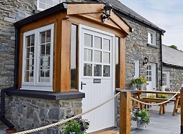 Serene Golygfar Cottage Retreat in Ystrad Meurig
