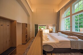 Gutshotel Menterschwaige – Heritage Boutique Hotel with Timeless Elega