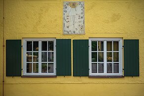 Gutshotel Menterschwaige – Heritage Boutique Hotel with Timeless Elega