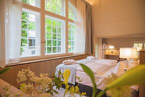 Gutshotel Menterschwaige – Heritage Boutique Hotel with Timeless Elega