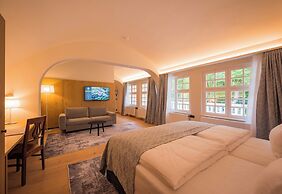 Gutshotel Menterschwaige – Heritage Boutique Hotel with Timeless Elega