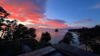 Oceanview Penthouse Suite & Beach Access