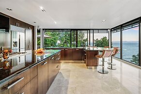 Oceanview Penthouse Suite & Beach Access