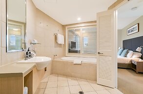 Deluxe Seaside Salt Dual Key Apartment