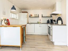 Cozy Summer House Near Ore Strand