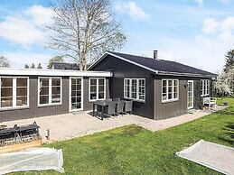 Cozy Summer House Near Ore Strand