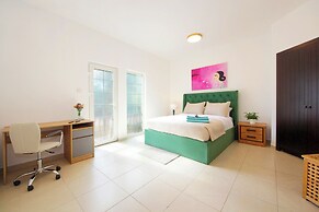 Gorgeous 2B with a beautiful garden