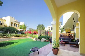 Gorgeous 2B with a beautiful garden