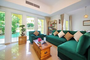 Gorgeous 2B with a beautiful garden