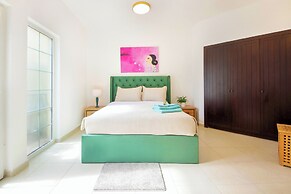 Gorgeous 2B with a beautiful garden