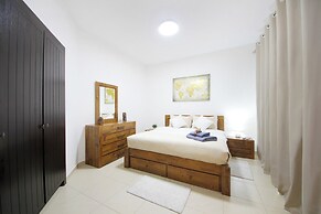 Gorgeous 2B with a beautiful garden