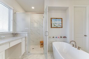 Games, Films & Outdoor Fun: Luxe Home in La Marque