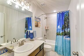 Games, Films & Outdoor Fun: Luxe Home in La Marque