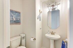 Games, Films & Outdoor Fun: Luxe Home in La Marque