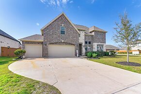 Games, Films & Outdoor Fun: Luxe Home in La Marque