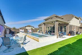 Games, Films & Outdoor Fun: Luxe Home in La Marque