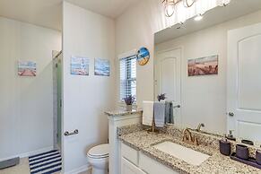 Games, Films & Outdoor Fun: Luxe Home in La Marque