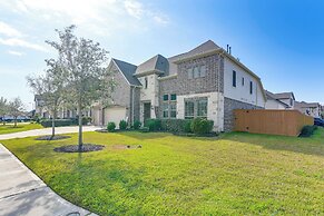 Games, Films & Outdoor Fun: Luxe Home in La Marque