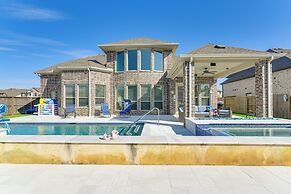 Games, Films & Outdoor Fun: Luxe Home in La Marque