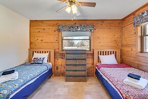 Table Rock Lake Cabin w/ Waterfront Views!