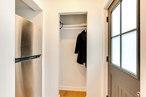 Centrally Located & Pet Friendly: Yonkers Studio!