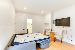 Centrally Located & Pet Friendly: Yonkers Studio!