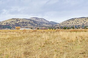 Walking Trail On-site: Tranquil Klamath Falls Apt!