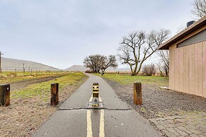 Walking Trail On-site: Tranquil Klamath Falls Apt!